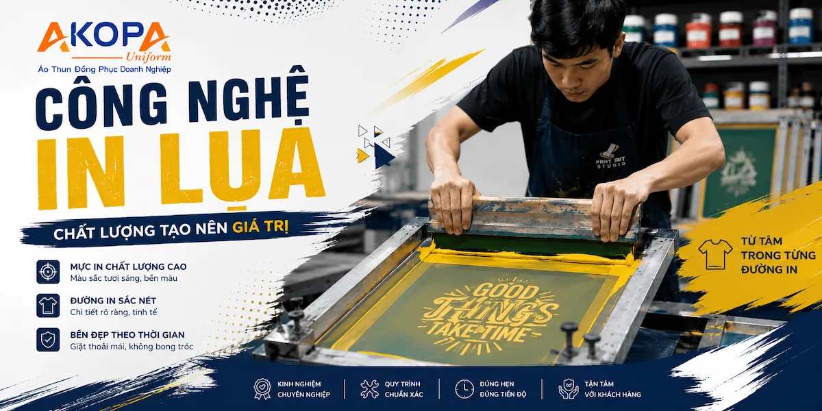 Banner giới thiệu công nghệ in lụa áo đồng phục tại AKOPA Uniform. Quy trình in lụa chuyên nghiệp mang lại hình in sắc nét, màu sắc tươi sáng, độ bền cao và phù hợp cho đồng phục doanh nghiệp, sự kiện, team building và áo nhóm.