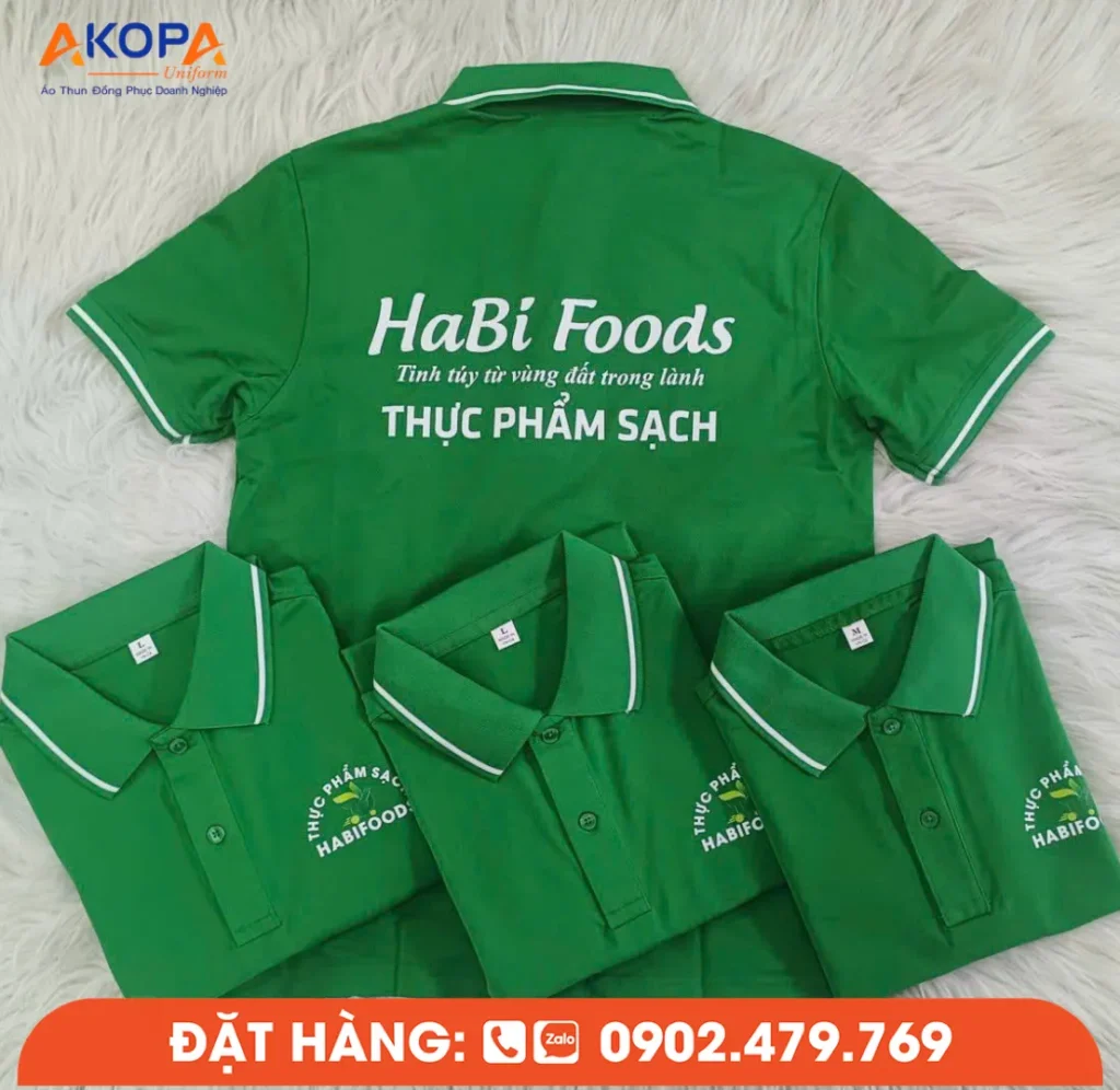 Mẫu áo polo đồng phục Habi Foods màu xanh lá được AKOPA thực hiện theo dịch vụ in áo lấy liền với thiết kế nổi bật, logo ngực trái sắc nét và nội dung thương hiệu in lớn phía sau lưng