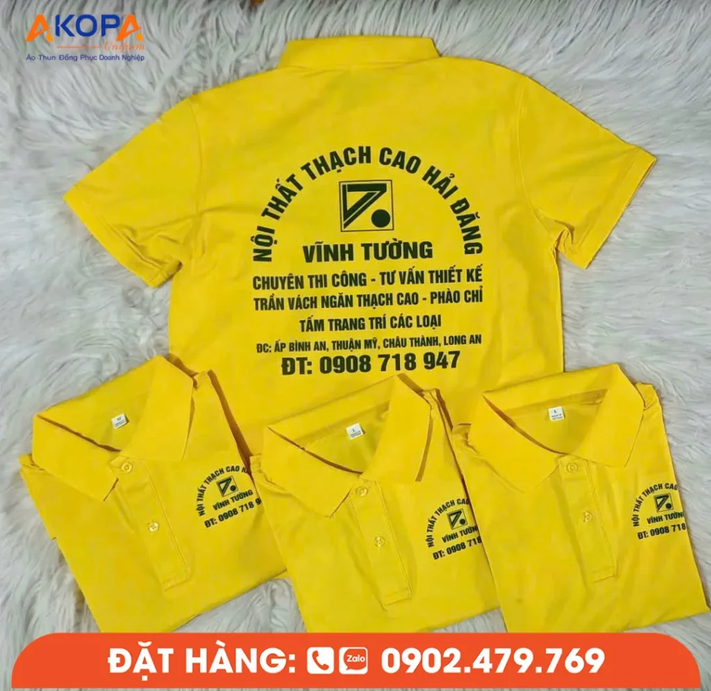 Áo polo đồng phục màu vàng giúp nhân viên dễ nhận diện tại công trình và khu vực thi công. Mẫu áo Vĩnh Tường được AKOPA thực hiện với công nghệ in sắc nét, logo rõ ràng và nội dung thương hiệu nổi bật phía sau lưng, phù hợp cho doanh nghiệp xây dựng cần đồng phục lấy gấp.