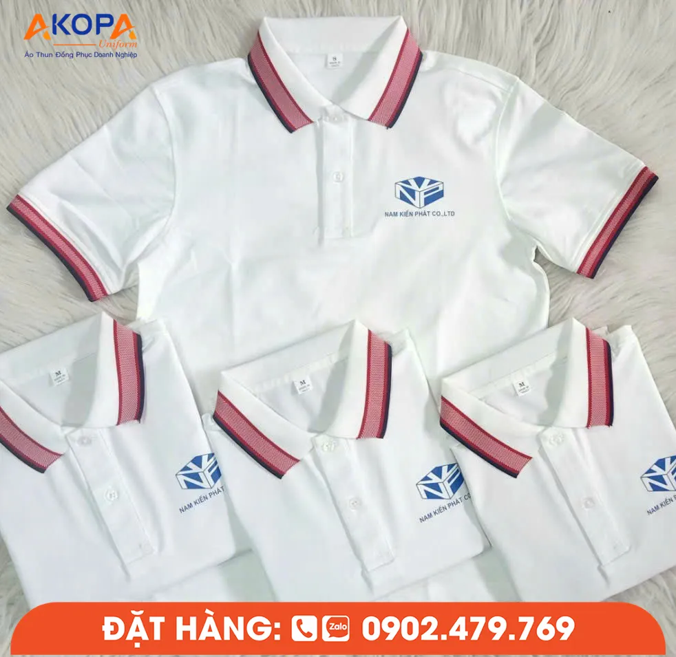 Mẫu áo polo trắng phối hồng được thiết kế theo phong cách tối giản nhưng vẫn tạo điểm nhấn nổi bật nhờ phần cổ áo và tay áo phối màu.