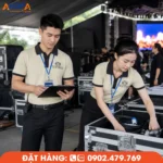 Áo Ban Tổ Chức màu kem phối đen, phù hợp cho đội ngũ hậu cần kiểm tra thiết bị và chuẩn bị sân khấu trước chương trình.