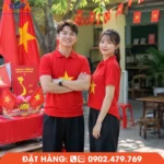 Áo Ban Tổ Chức màu đỏ in cờ Tổ quốc, phù hợp cho các chương trình kỷ niệm 30/4, 2/9, hoạt động Đoàn Thanh niên, câu lạc bộ, sự kiện cộng đồng và các ngày hội truyền thống.