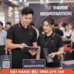 Áo Ban Tổ Chức sự kiện màu đen được sử dụng tại khu vực đăng ký (Registration). Nhân sự BTC hỗ trợ check-in, kiểm tra danh sách và phát thẻ cho khách tham dự, phù hợp cho hội nghị, hội thảo, triển lãm và sự kiện doanh nghiệp.