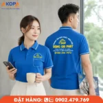 Áo đồng phục công sở màu xanh dương nổi bật với thiết kế polo thanh lịch, mang đến hình ảnh chuyên nghiệp và dễ nhận diện thương hiệu. Phù hợp cho doanh nghiệp nội thất, thiết kế, thi công và nhiều môi trường văn phòng hiện đại.