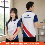Áo đồng phục công sở phối trắng – xanh – đỏ trẻ trung, thiết kế polo hiện đại với chất liệu thoáng mát, bền đẹp. Phù hợp cho doanh nghiệp logistics, xuất nhập khẩu, vận tải và nhiều ngành dịch vụ chuyên nghiệp.