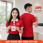 Áo đồng phục công sở màu đỏ nổi bật, thiết kế polo phối cổ trắng thanh lịch, mang đến hình ảnh chuyên nghiệp và dễ nhận diện thương hiệu. Phù hợp cho doanh nghiệp vận tải, logistics, giao nhận và nhiều lĩnh vực dịch vụ, với chất liệu thoáng mát, bền màu, giúp nhân viên luôn tự tin và thoải mái trong suốt ngày làm việc.
