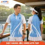 Mẫu áo đồng phục Pickleball có cổ lấy cảm hứng từ những đường cong mềm mại kết hợp họa tiết chìm tinh tế, tạo nên tổng thể hài hòa và sang trọng. Bối cảnh ban công hướng ra sân Pickleball giúp tôn lên vẻ đẹp của mẫu áo trong không gian thể thao cao cấp, đồng thời thể hiện rõ thiết kế cả mặt trước và mặt sau.