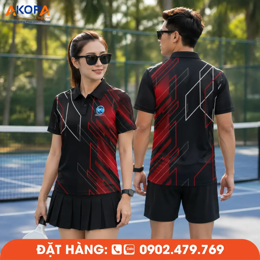 Mẫu áo đồng phục Pickleball có cổ tông đen phối đỏ với họa tiết hình học hiện đại. Hình ảnh thể hiện rõ thiết kế mặt trước và mặt sau, phù hợp cho câu lạc bộ, đội thi đấu và giải Pickleball.