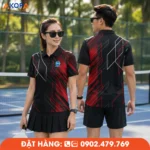 Mẫu áo đồng phục Pickleball có cổ tông đen phối đỏ với họa tiết hình học hiện đại. Hình ảnh thể hiện rõ thiết kế mặt trước và mặt sau, phù hợp cho câu lạc bộ, đội thi đấu và giải Pickleball.
