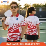 Mẫu áo đồng phục Pickleball có cổ phối trắng đỏ với họa tiết góc cạnh khỏe khoắn, nổi bật cả mặt trước và mặt sau. Thích hợp cho câu lạc bộ, đội tuyển và các giải đấu Pickleball.