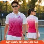 Mẫu áo đồng phục Pickleball có cổ phối trắng hồng với hiệu ứng chuyển màu nhẹ nhàng, tạo phong cách trẻ trung và nổi bật. Phù hợp cho câu lạc bộ, đội thi đấu và sự kiện Pickleball.