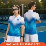 Mẫu áo đồng phục Pickleball có cổ phối trắng xanh với hiệu ứng chuyển sắc và họa tiết chấm bi hiện đại. Thiết kế phù hợp cho câu lạc bộ, đội thi đấu và các giải Pickleball chuyên nghiệp.