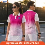 Mẫu áo đồng phục Pickleball có cổ phối trắng hồng với họa tiết chuyển sắc tinh tế, tôn lên vẻ trẻ trung và hiện đại. Phù hợp cho câu lạc bộ, đội tuyển và các giải đấu Pickleball.