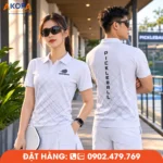 Mẫu áo đồng phục Pickleball có cổ màu trắng với họa tiết kẻ caro chìm tối giản, mang phong cách thanh lịch và hiện đại. Phù hợp cho câu lạc bộ, đội tuyển và các giải đấu Pickleball.
