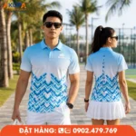 Mẫu áo đồng phục Pickleball xanh trắng với họa tiết hình học nổi bật, thiết kế hiện đại, thể hiện rõ mặt trước và mặt sau. Chất liệu thoáng mát, co giãn tốt, phù hợp luyện tập, thi đấu và đồng phục câu lạc bộ.