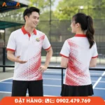 Mẫu áo đồng phục Pickleball có cổ phối trắng đỏ nổi bật, thiết kế trẻ trung giúp tạo dấu ấn chuyên nghiệp trên sân đấu. Chất liệu mềm mại, thấm hút mồ hôi và co giãn tốt, phù hợp cho câu lạc bộ, đội thi đấu và các giải Pickleball.