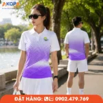 Mẫu áo đồng phục Pickleball trắng phối tím với hiệu ứng chuyển sắc hiện đại, nổi bật cả mặt trước và mặt sau. Chất liệu thoáng mát, co giãn tốt, phù hợp luyện tập, thi đấu và đồng phục câu lạc bộ.