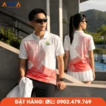 Mẫu áo đồng phục Pickleball trắng phối đỏ với họa tiết chuyển sắc hiện đại, nổi bật cả mặt trước và mặt sau. Chất liệu thoáng mát, co giãn tốt, phù hợp luyện tập, thi đấu và đồng phục câu lạc bộ.