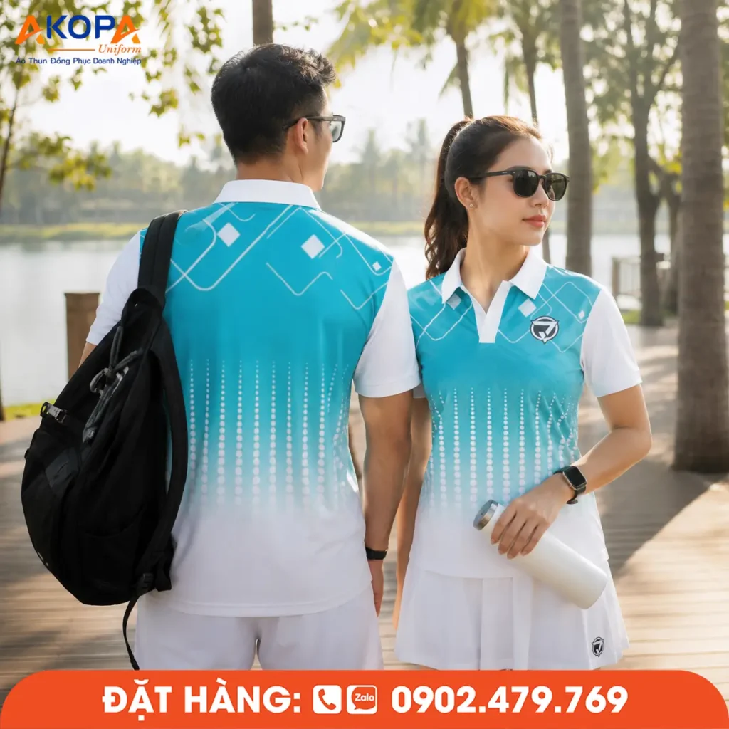 Mẫu áo đồng phục Pickleball xanh ngọc phối trắng với họa tiết hiện đại, nổi bật cả mặt trước và mặt sau. Chất liệu co giãn, thoáng khí, thấm hút mồ hôi tốt, phù hợp luyện tập, thi đấu và đồng phục câu lạc bộ.