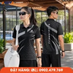 Mẫu áo Pickleball tông đen phối xám hiện đại với họa tiết chấm bi và đường nét mạnh mẽ, tạo phong cách thể thao cao cấp. Form mặc thoải mái, chất vải co giãn 4 chiều, thoáng khí, thích hợp thi đấu, tập luyện và đồng phục câu lạc bộ.