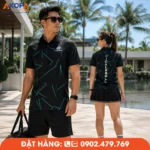 Mẫu áo Pickleball tông đen phối họa tiết xanh nổi bật, mang phong cách mạnh mẽ và hiện đại. Thiết kế trẻ trung, chất vải co giãn, thoáng khí, phù hợp cho thi đấu, tập luyện và đồng phục đội nhóm.