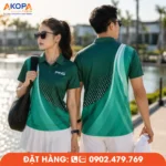 Mẫu áo Pickleball xanh lá phối họa tiết chuyển sắc mềm mại, tạo vẻ ngoài khỏe khoắn và thanh lịch. Chất vải co giãn, thoáng mát, thấm hút mồ hôi tốt, thích hợp cho thi đấu, tập luyện và đồng phục đội nhóm.