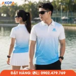 Mẫu áo Pickleball trắng phối xanh dương với họa tiết sọc chéo hiện đại, tạo cảm giác năng động và thanh lịch. Chất liệu nhẹ, co giãn 4 chiều, thấm hút mồ hôi nhanh, phù hợp thi đấu, tập luyện và đồng phục câu lạc bộ.