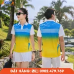Mẫu áo Pickleball phối xanh dương – vàng nổi bật với thiết kế chuyển màu hiện đại, mang đến cảm giác trẻ trung và tràn đầy năng lượng. Chất vải co giãn 4 chiều, thoáng khí, thấm hút mồ hôi hiệu quả, phù hợp cho thi đấu, luyện tập và đồng phục câu lạc bộ Pickleball.