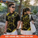 Mẫu áo Pickleball tông đen phối vàng nổi bật với họa tiết hình học hiện đại, tạo vẻ ngoài mạnh mẽ và chuyên nghiệp. Chất liệu thể thao co giãn 4 chiều, thoáng khí, thấm hút mồ hôi tốt, phù hợp cho thi đấu, luyện tập và đồng phục câu lạc bộ Pickleball.