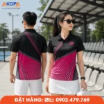 Mẫu áo Pickleball phối đen – hồng với thiết kế đường nét chéo hiện đại, mang phong cách thể thao trẻ trung và nổi bật. Chất liệu vải co giãn 4 chiều, thoáng khí, thấm hút mồ hôi nhanh, phù hợp cho thi đấu, luyện tập và đồng phục câu lạc bộ Pickleball chuyên nghiệp.