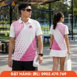 Mẫu áo Pickleball trắng phối hồng với họa tiết chéo hiện đại, mang phong cách trẻ trung, thanh lịch và nổi bật trên sân đấu. Chất liệu vải thể thao co giãn 4 chiều, thoáng khí, thấm hút mồ hôi nhanh, phù hợp cho thi đấu, luyện tập và đồng phục câu lạc bộ Pickleball.