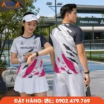 Áo đồng phục pickleball cổ tròn gam xám phối hồng nổi bật với họa tiết phá cách, thiết kế thời trang, chất liệu nhẹ, nhanh khô, phù hợp cho đội nhóm yêu thích phong cách hiện đại.