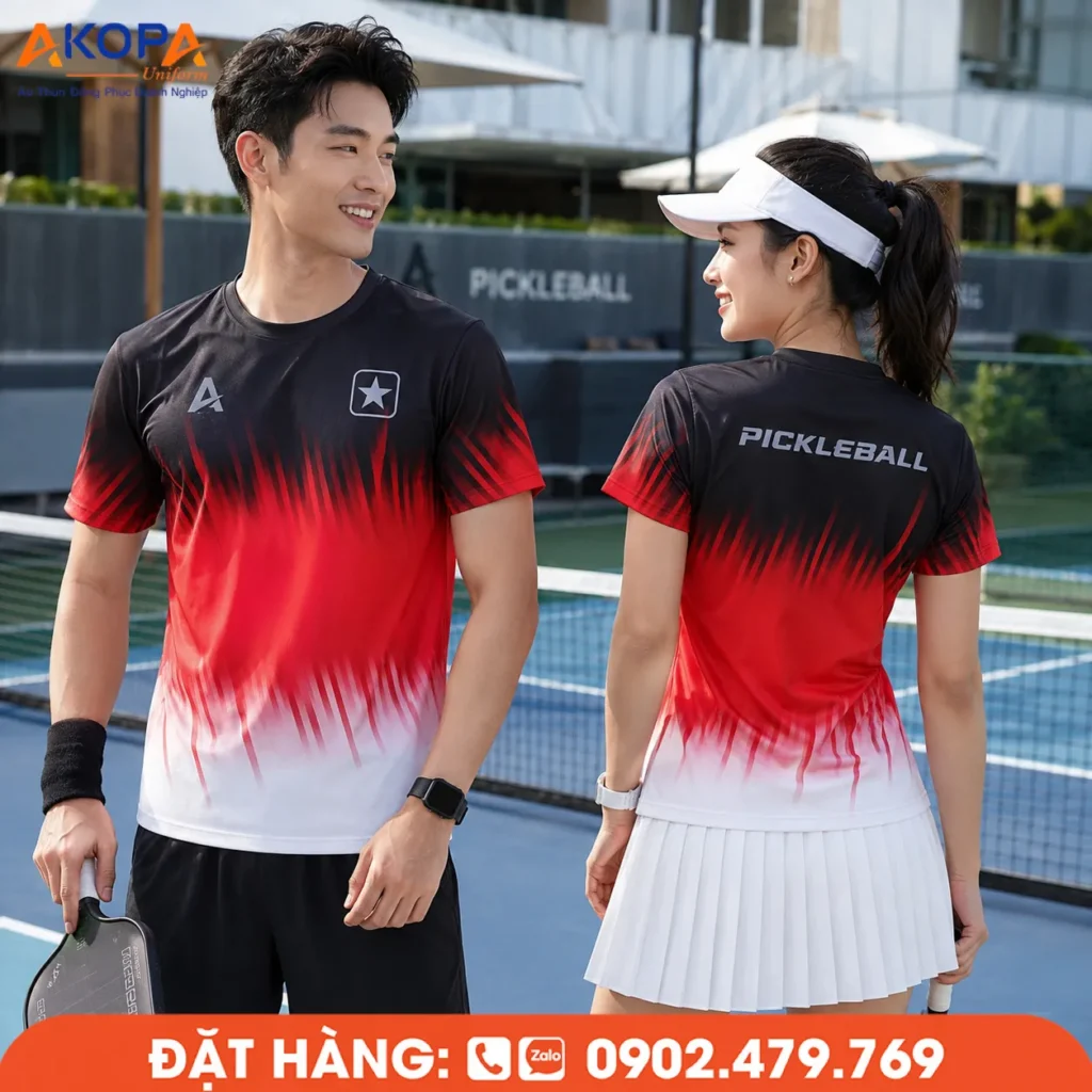 Áo đồng phục pickleball cổ tròn tông đen phối đỏ chuyển trắng đầy cá tính, thiết kế nổi bật với hiệu ứng chuyển màu mạnh mẽ, phù hợp cho đội thi đấu và câu lạc bộ Pickleball chuyên nghiệp.