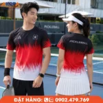 Áo đồng phục pickleball cổ tròn tông đen phối đỏ chuyển trắng đầy cá tính, thiết kế nổi bật với hiệu ứng chuyển màu mạnh mẽ, phù hợp cho đội thi đấu và câu lạc bộ Pickleball chuyên nghiệp.