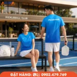 Áo đồng phục pickleball cổ tròn tông xanh dương nổi bật với họa tiết chuyển sắc tinh tế, thiết kế hiện đại, chất liệu mềm nhẹ, mang đến sự thoải mái cho luyện tập và thi đấu trên sân Pickleball.