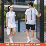 Áo đồng phục pickleball cổ tròn nền trắng phối họa tiết chuyển sắc xanh hồng độc đáo, thiết kế trẻ trung, chất liệu thoáng khí, phù hợp cho đội nhóm yêu thích phong cách hiện đại và nổi bật.