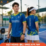 Áo đồng phục pickleball cổ tròn màu xanh navy phối viền xanh chuối nổi bật, họa tiết thể thao mạnh mẽ cùng thiết kế năng động, thích hợp cho đội tuyển, câu lạc bộ và người chơi Pickleball chuyên nghiệp.