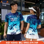 Áo đồng phục pickleball cổ tròn họa tiết xanh navy phối xanh ngọc phong cách camouflage hiện đại, thiết kế nổi bật với đồ họa độc đáo, mang đến diện mạo chuyên nghiệp và cá tính cho đội chơi Pickleball.