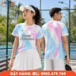 Áo đồng phục pickleball cổ tròn phối màu trắng, xanh pastel và hồng hiện đại, thiết kế "Game Changer" nổi bật, chất liệu co giãn 4 chiều, thoáng khí, thấm hút mồ hôi nhanh, phù hợp cho thi đấu, tập luyện và đồng phục đội nhóm Pickleball.