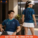 Áo đồng phục pickleball cổ tròn tông xanh navy phối họa tiết xanh ngọc hiện đại, thiết kế thể thao cao cấp với thông điệp "Play Bold", chất liệu co giãn 4 chiều, thoáng khí, thấm hút mồ hôi tốt, phù hợp cho thi đấu, luyện tập và đồng phục câu lạc bộ Pickleball.