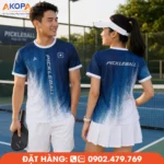 Áo đồng phục pickleball cổ tròn tông xanh navy phối trắng hiện đại, thiết kế năng động với họa tiết chuyển sắc độc đáo, chất liệu co giãn 4 chiều, thoáng khí, thấm hút mồ hôi tốt, phù hợp cho thi đấu, luyện tập và đồng phục CLB Pickleball.