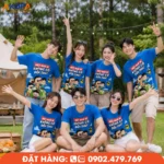 Áo đồng phục team building màu xanh dương in hình hoạt họa vui nhộn, thiết kế trẻ trung, thích hợp cho cắm trại, dã ngoại, picnic và các hoạt động gắn kết tập thể ngoài trời.