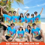 Áo đồng phục team building phối xanh biển và vàng cát với thiết kế in 3D nổi bật, chất liệu thoáng mát, tạo dấu ấn riêng cho doanh nghiệp, nhóm bạn trong các chuyến du lịch biển và sự kiện mùa hè.