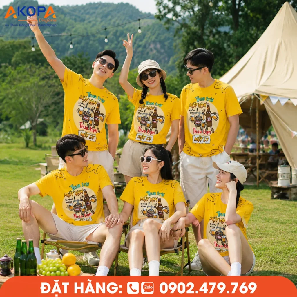 Áo đồng phục team building màu vàng nổi bật với họa tiết in sắc nét, form mặc thoải mái, là lựa chọn lý tưởng cho hoạt động camping, dã ngoại, gala ngoài trời và những chuyến đi gắn kết tập thể.