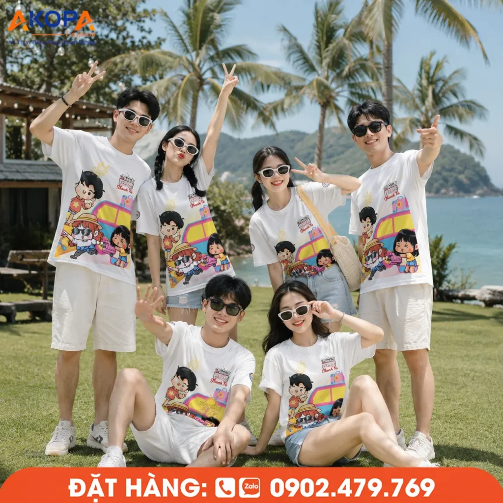 Áo đồng phục team building màu trắng in hoạt họa độc đáo, thiết kế tươi sáng, chất vải thoáng mát, phù hợp cho du lịch biển, nghỉ dưỡng, vui chơi ngoài trời và hoạt động gắn kết đồng đội.