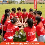 Mẫu áo nhóm chất màu đỏ nổi bật, thiết kế năng động dành cho team building, giúp tập thể gắn kết, nổi bật trong các hoạt động ngoài trời, du lịch và sự kiện doanh nghiệp.
