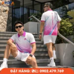 Áo pickleball nam phối trắng hồng với điểm nhấn chuyển màu trẻ trung, tạo phong cách nổi bật trên sân đấu, là lựa chọn lý tưởng cho đội tuyển, CLB và người yêu Pickleball.
