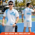 Mẫu áo pickleball nam màu trắng kết hợp hiệu ứng sọc xanh chuyển sắc, mang vẻ ngoài tinh tế và khỏe khoắn, đáp ứng nhu cầu thi đấu, giao lưu và xây dựng hình ảnh đội nhóm chuyên nghiệp.