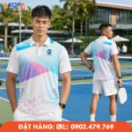 Đồng phục pickleball nam phối tông trắng cùng các mảng màu xanh và tím hiện đại, tạo điểm nhấn nổi bật, giúp người chơi thể hiện phong cách tự tin và đồng bộ trong mỗi trận đấu.