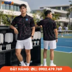 Mẫu áo polo pickleball nam màu đen điểm họa tiết hồng phá cách, kết hợp đường nét tối giản, mang đến diện mạo cuốn hút cho người chơi trong các buổi tập và giải đấu Pickleball.